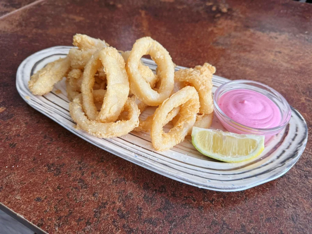 Calamares con alioli de remolacha