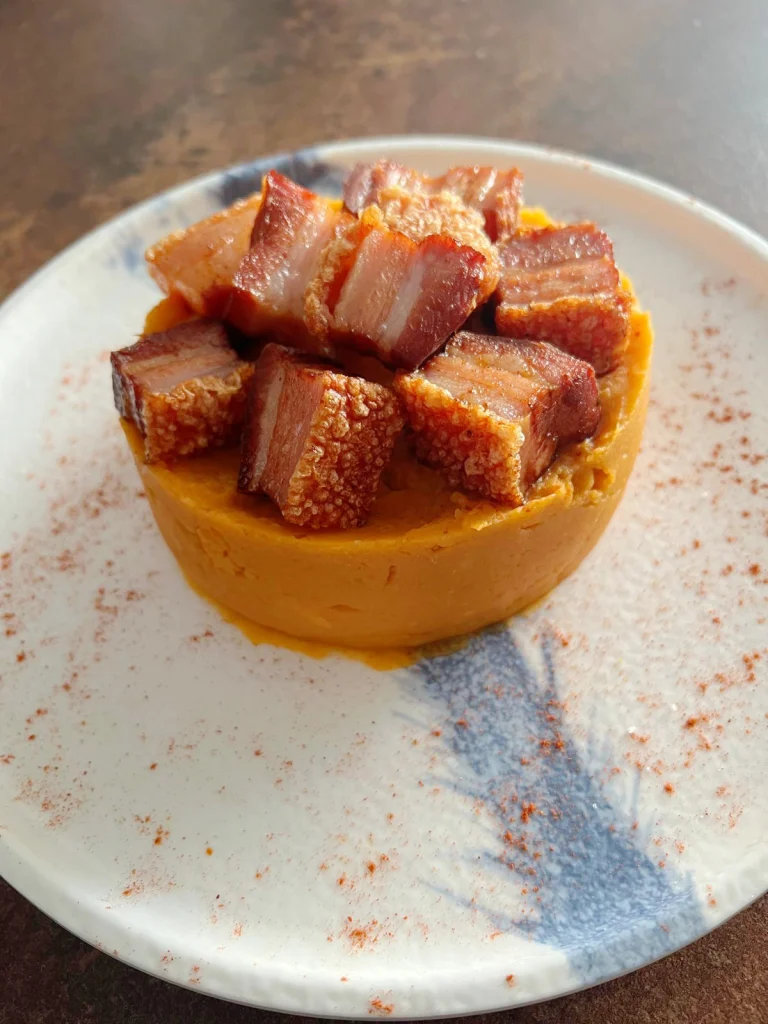 Patatas revolconas con torreznos braseados