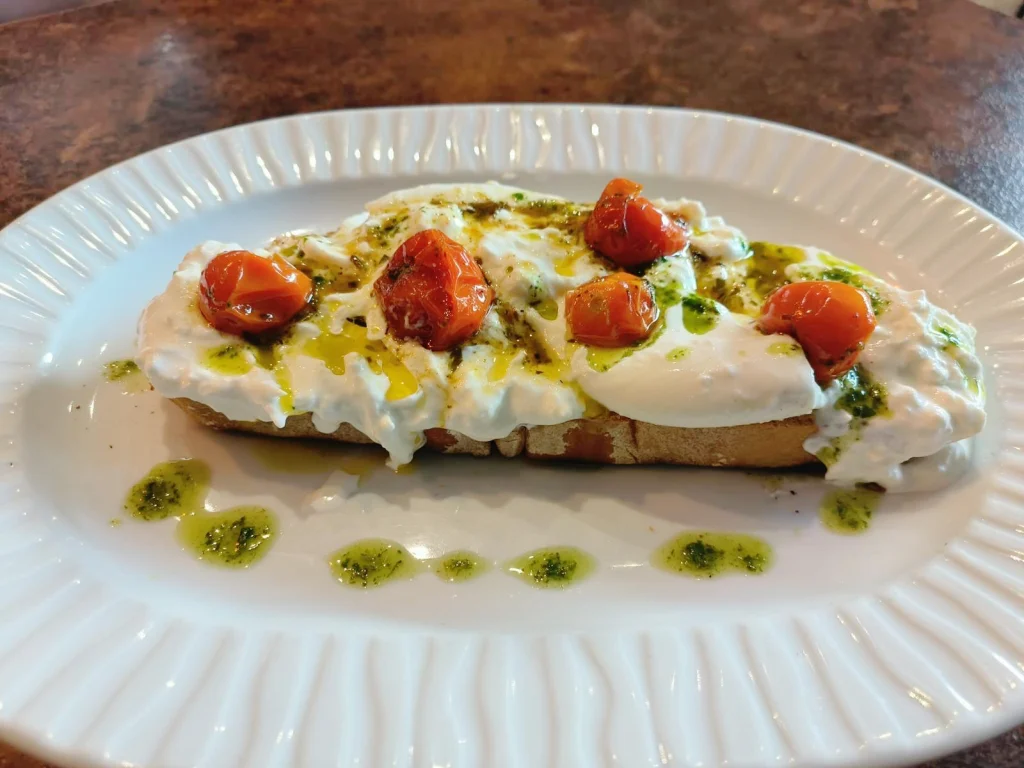 tosta de burrata con tomates cherrys asados